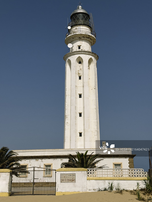 加的斯特拉法加灯塔，棕榈树和航海设施环绕图片素材