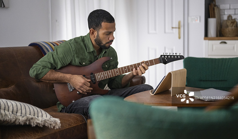 在线吉他课程图片素材