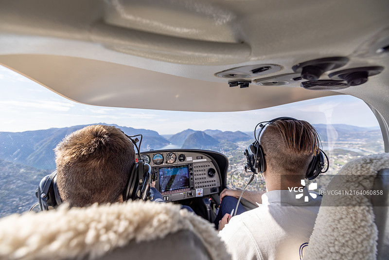 飞行员飞越风景秀丽的景观图片素材