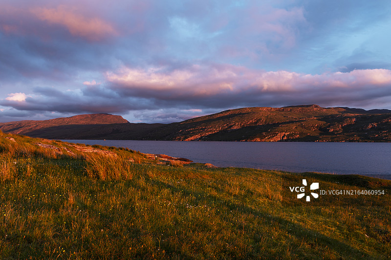 色彩斑斓的苏格兰厄拉浦海岸线日落图片素材