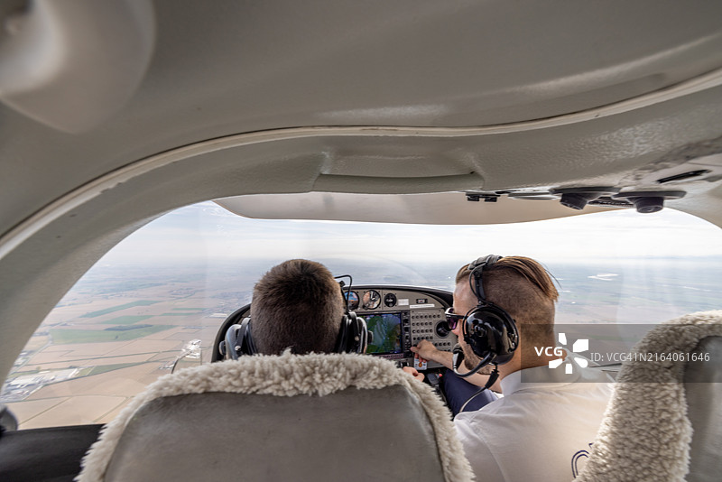 飞行中驾驶舱内的飞行员图片素材