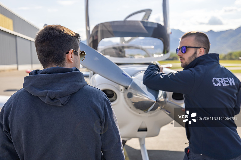 地勤人员和飞行员准备轻型飞机飞行图片素材
