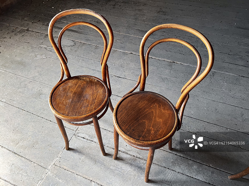 两把复古椅子的特写图片素材