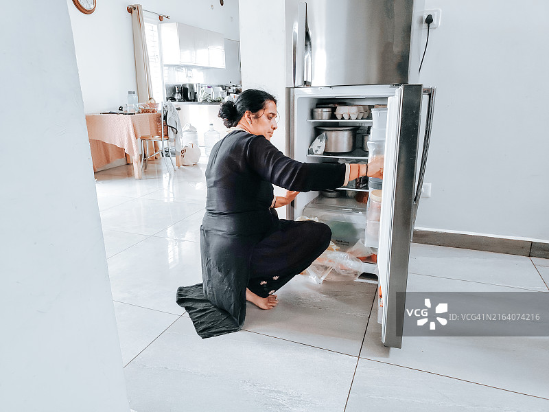 印度妇女在厨房做饭图片素材