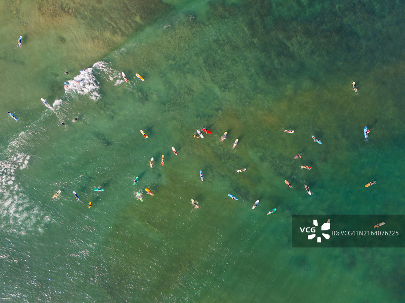 航拍：斯里兰卡希卡杜瓦的冲浪运动图片素材