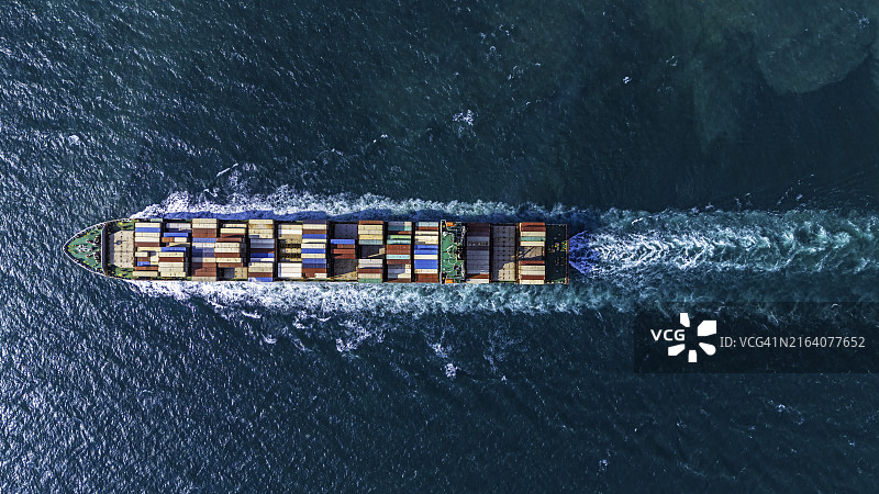 蓝色海洋中集装箱货船物流和运输的鸟瞰图图片素材