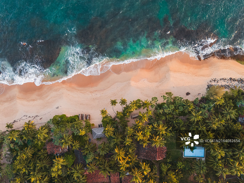 斯里兰卡金色日落下的田园海滩航拍图片素材