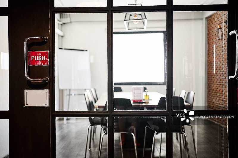 现代初创公司的小型会议室图片素材