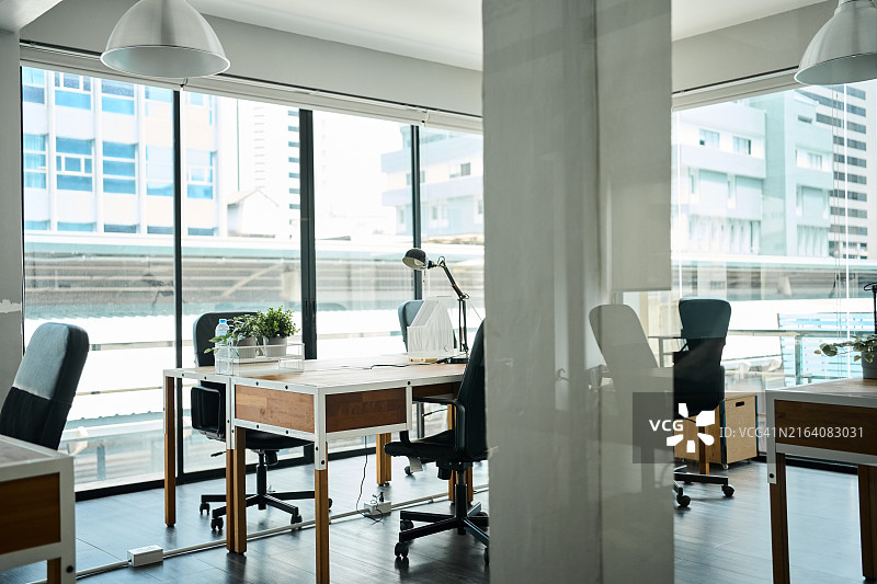 配备空工作站的现代开放式办公室图片素材