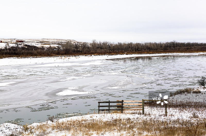 初冬河流上的冰块图片素材