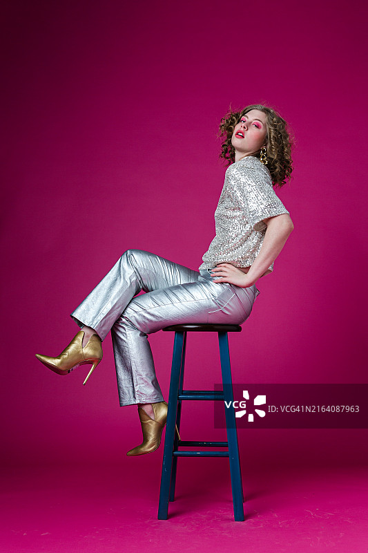 背景朴素的时髦女人图片素材