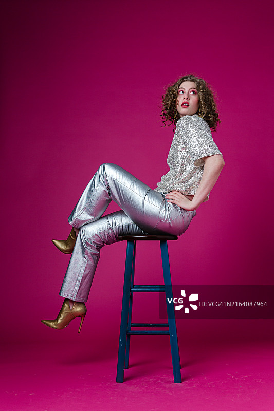 背景朴素的时髦女人图片素材