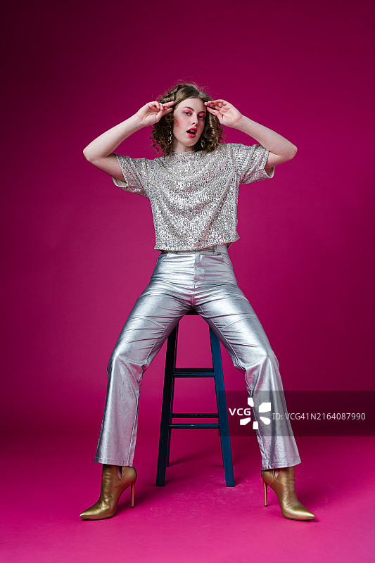 背景朴素的时髦女人图片素材