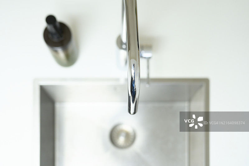 厨房不锈钢水槽特写（高角度视图）图片素材