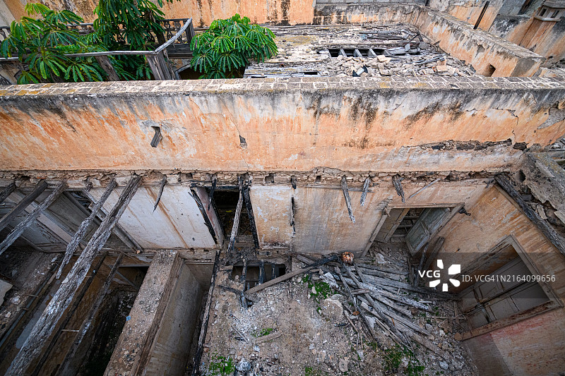 坍塌的旧房屋内部顶视图图片素材