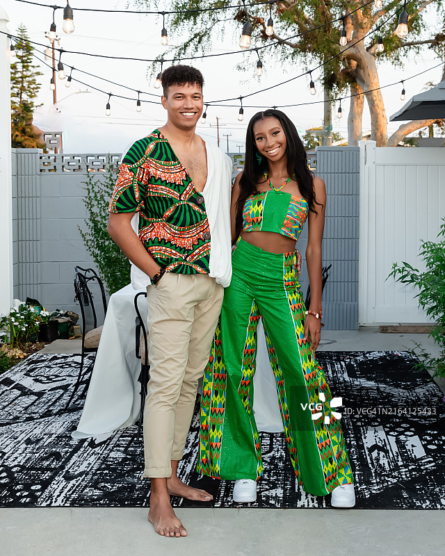 身着时尚派对服装的年轻情侣图片素材