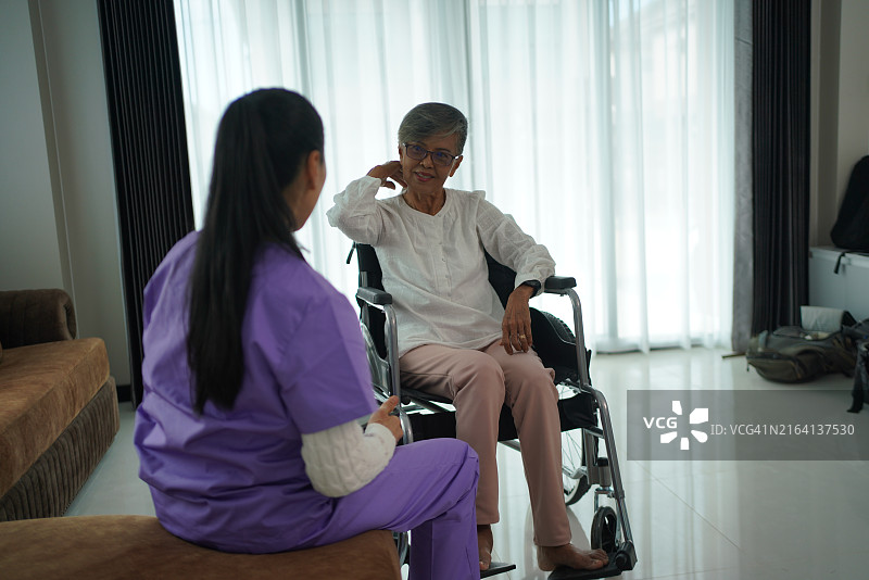 年长的陪伴图片素材