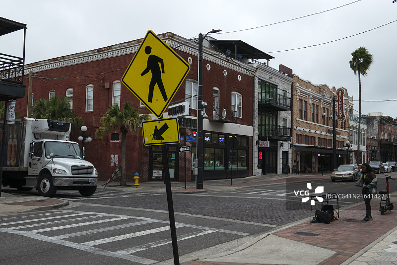 伊博尔市中心街道的人行横道标志图片素材