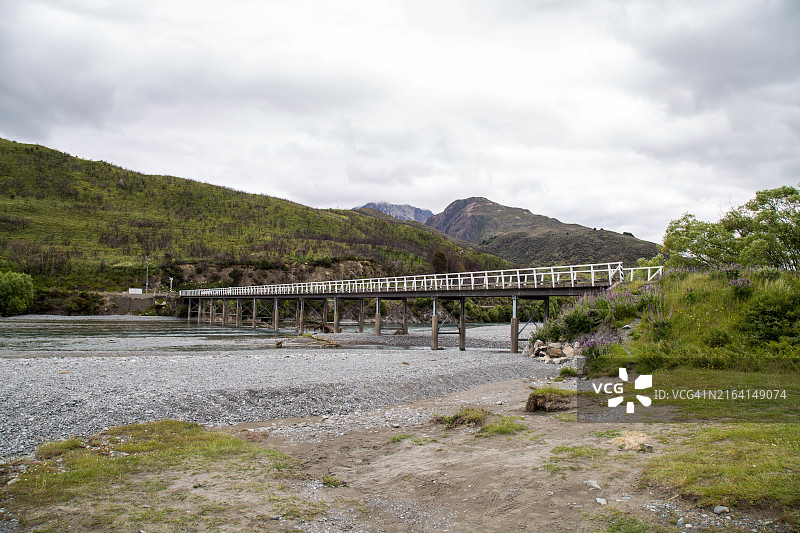 坎特伯雷怀马卡里里河上的怀特山桥图片素材