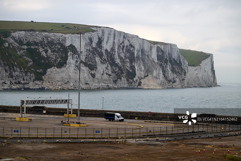 多佛的白色悬崖和港口图片素材