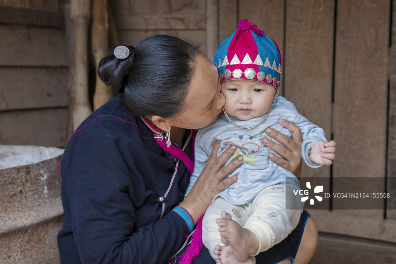 老挝北部村庄里抱着婴儿的老挝妈妈图片素材