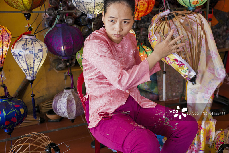 在越南会安市制作传统灯笼的越南女人图片素材