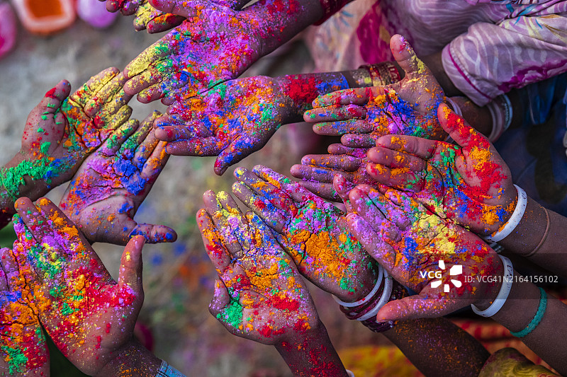 印度的色彩：洒红节期间玩彩色粉末的印度儿童图片素材