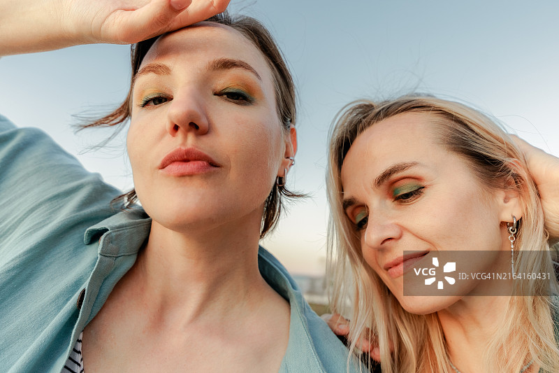 两位美丽的中年女性的 портрет （人像）特写图片素材