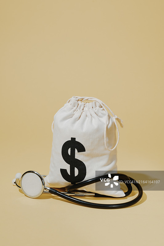 听诊器与钱袋图片素材
