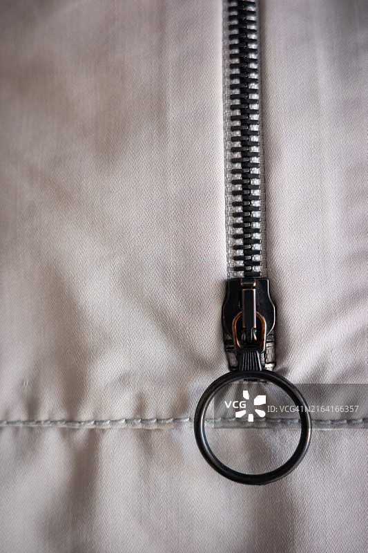 白色帆布上的黑色拉链图片素材