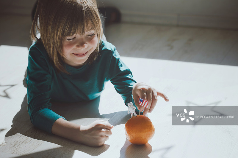 微笑男孩在家扮演宇航员图片素材