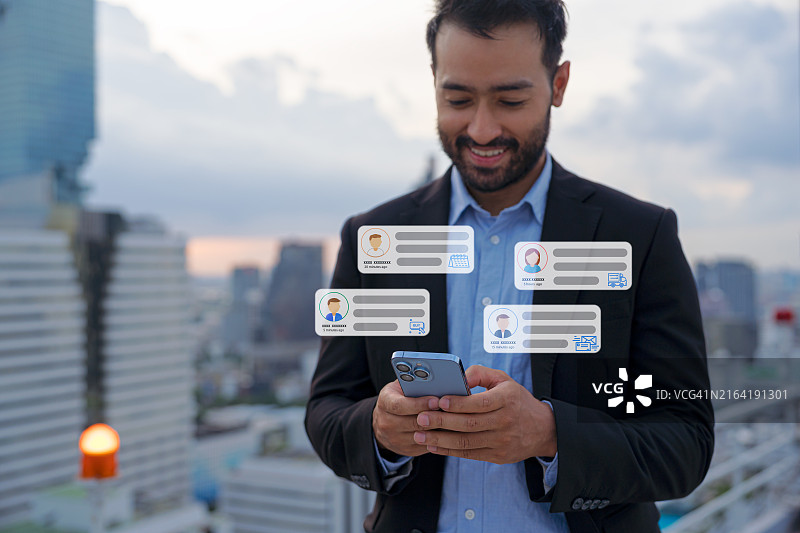商务人士手机社交媒体营销图片素材