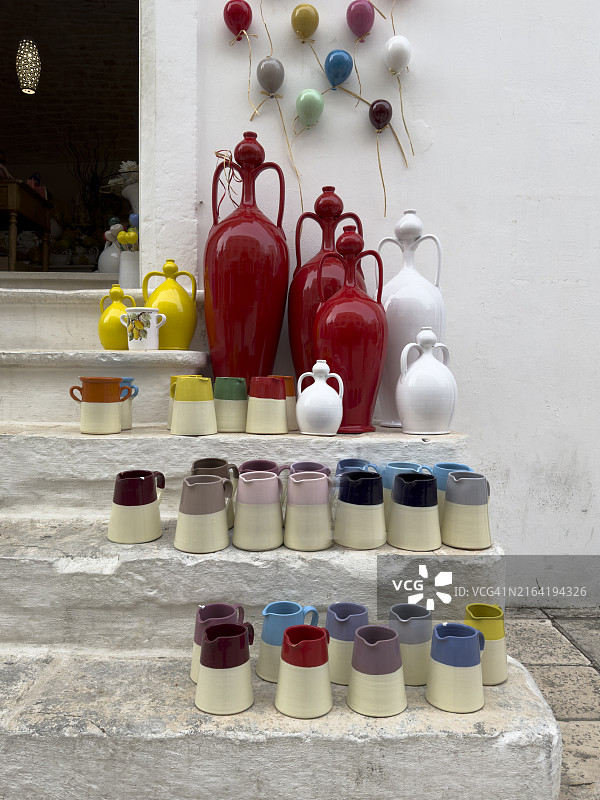 意大利洛科罗通多白色台阶上的彩色陶瓷图片素材