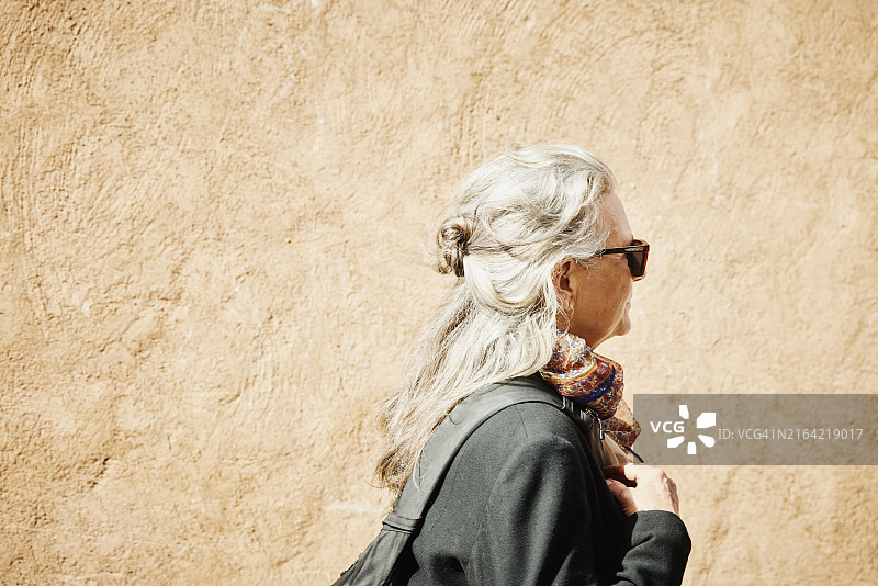 老年妇女探索马拉喀什的麦地那图片素材