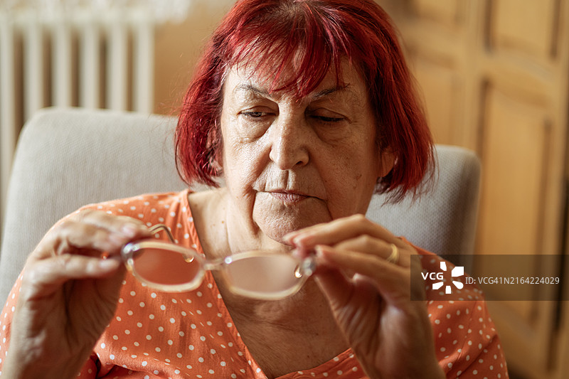 老年人肖像：老妇坐在家中的扶手椅上图片素材