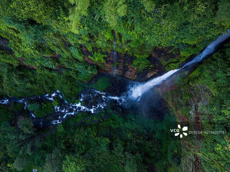 印度尼西亚东爪哇省卡帕斯比鲁瀑布的航拍景色图片素材