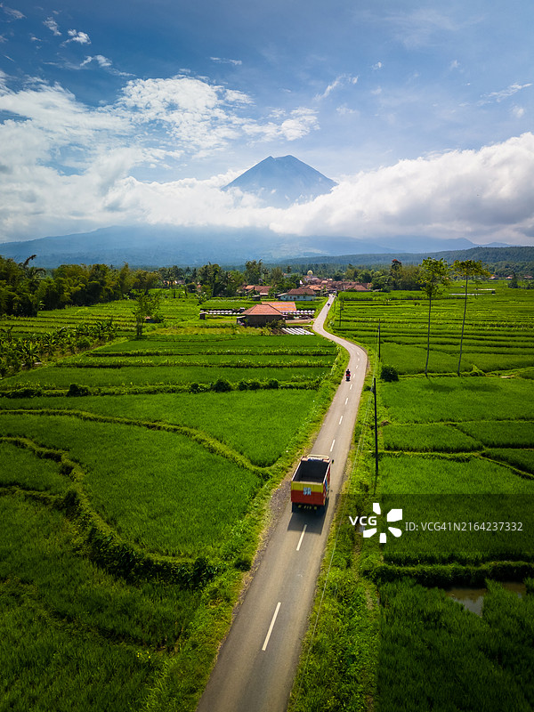 印度尼西亚东爪哇省塞梅鲁火山与稻田航拍图片素材