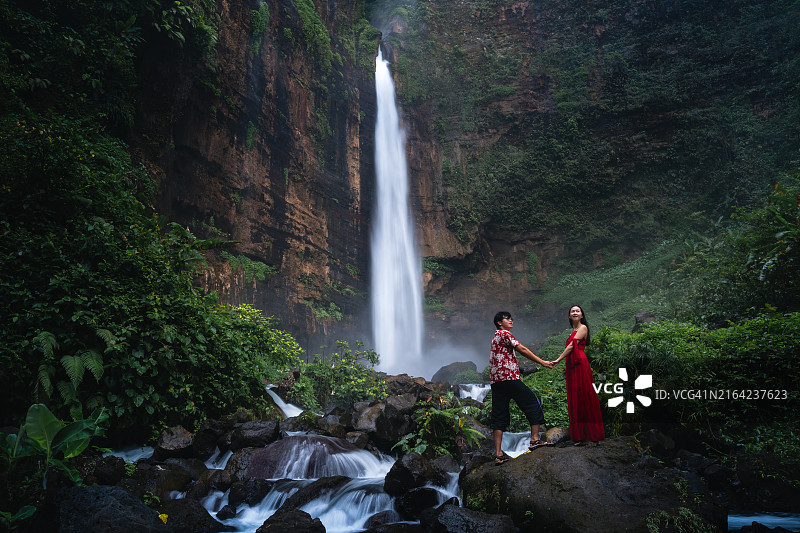 年轻情侣探索印尼东爪哇卡帕斯比鲁瀑布图片素材