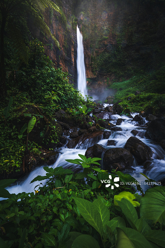 印度尼西亚东爪哇卡帕斯比鲁瀑布的美丽景色图片素材