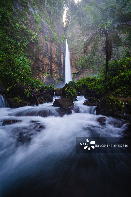 印度尼西亚东爪哇卡帕斯比鲁瀑布的美丽景色图片素材