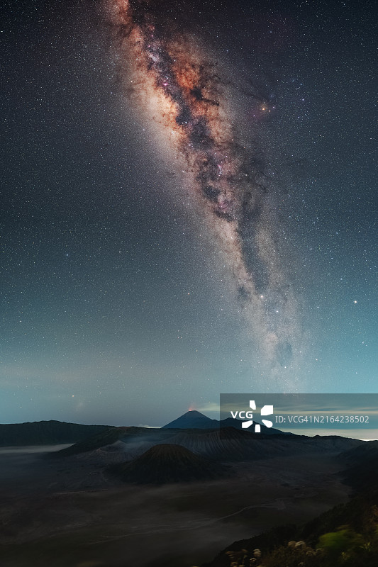 布罗莫腾格尔塞梅鲁国家公园美丽的银河系图片素材