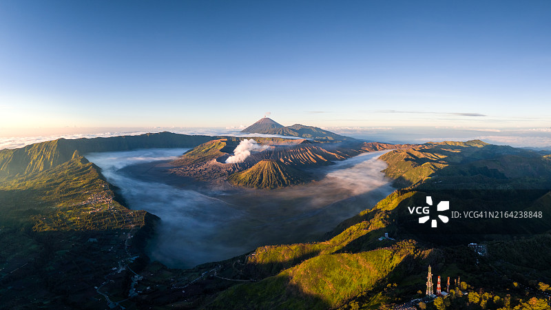 印度尼西亚东爪哇布罗莫火山国家公园鸟瞰全景图片素材