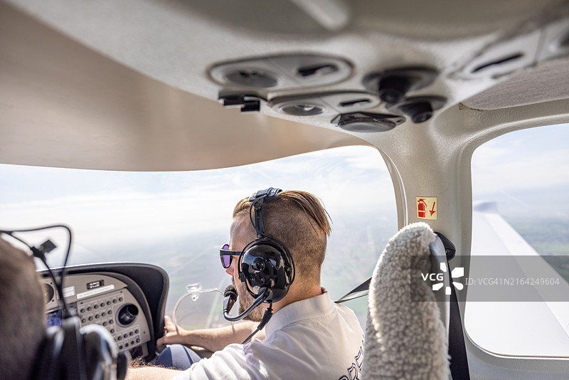 驾驶舱内的飞行员驾驶轻型飞机图片素材