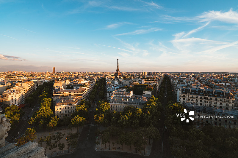 从法国巴黎凯旋门眺望世界著名的埃菲尔铁塔和城市美景图片素材
