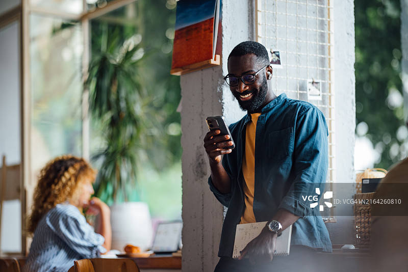 在舒适的咖啡馆环境中工作和社交的人们图片素材