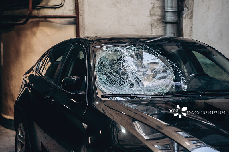 挡风玻璃破碎的黑色汽车损坏特写图片素材