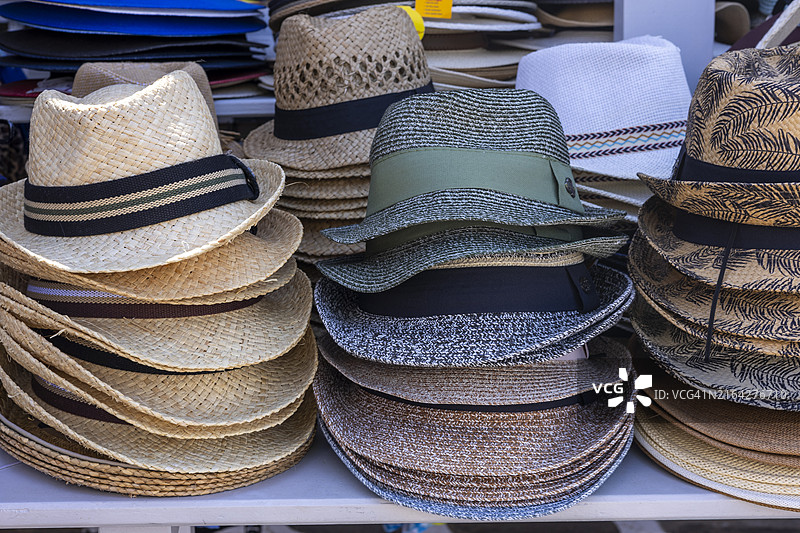 市场摊位上的草帽图片素材