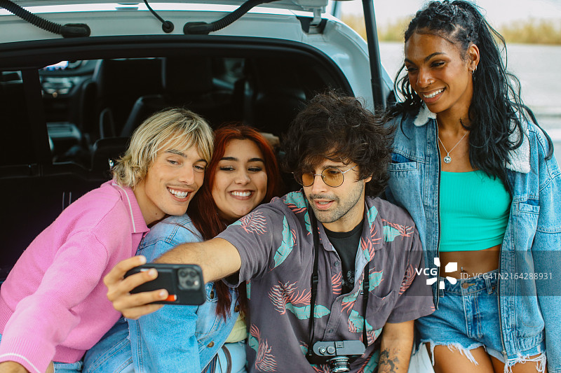 朋友们在加利福尼亚公路旅行图片素材