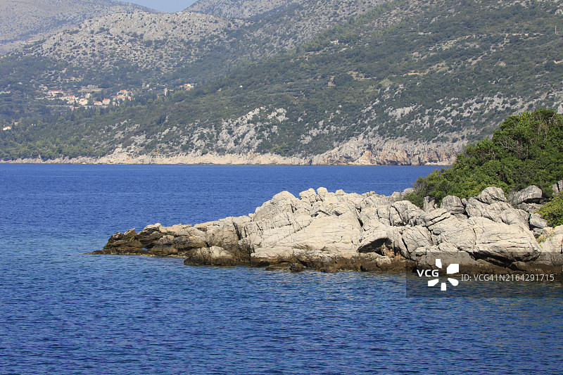 克罗地亚亚得里亚海的自然海岸线图片素材