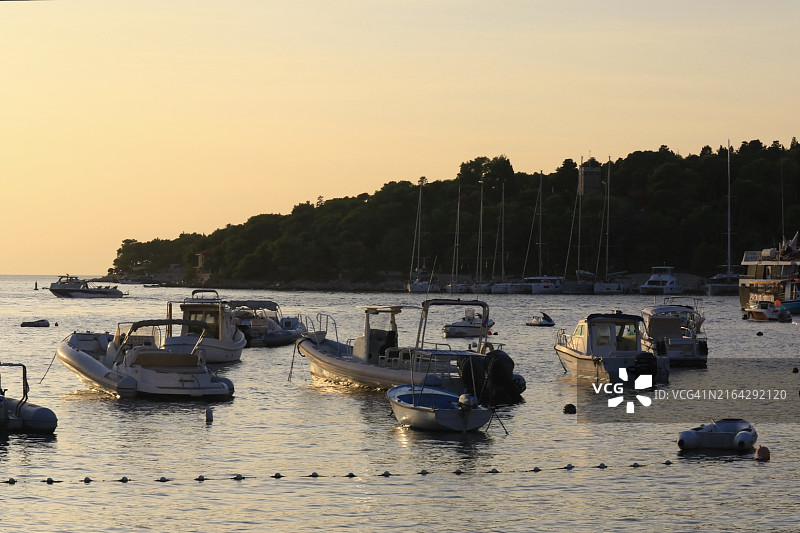 克罗地亚岛屿码头停泊的船只黄昏图片素材